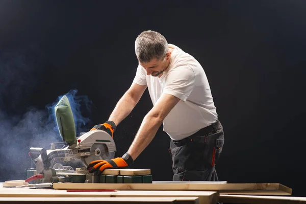 Carpenter working on woodworking machines in carpentry shop — Stock Photo, Image