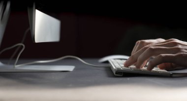 erkek ellerini klavyeden yazarak yakın çekim