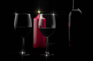 Kırmızı şarap şişesi, iki bardak şarap ve mum. 