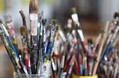 Bir sürü kirli ressam kovada fırça kullanıyor.