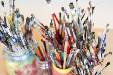 Bir sürü kirli ressam kovada fırça kullanıyor.