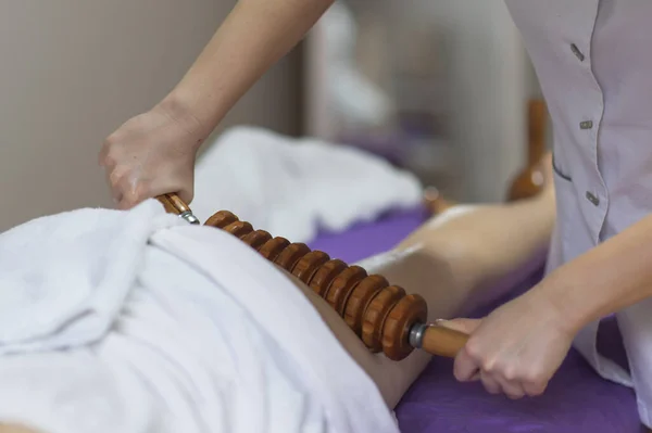 Donna Ottenere Tailandese Massaggio Professionista Massaggiatrice — Foto Stock