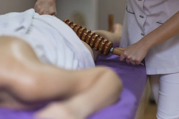 Kobieta Otrzymywać Tajski Masaż Profesjonalny Masażysta — Zdjęcie stockowe