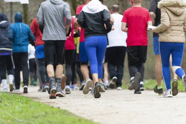 Spor, spor, arkadaşlık, ırk ve sağlıklı yaşam tarzı konsepti - bir grup arkadaş veya sporcu maraton koşuyor 