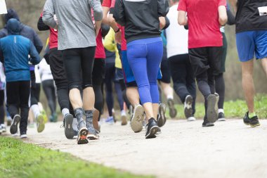 Spor, spor, arkadaşlık, ırk ve sağlıklı yaşam tarzı konsepti - bir grup arkadaş veya sporcu maraton koşuyor 