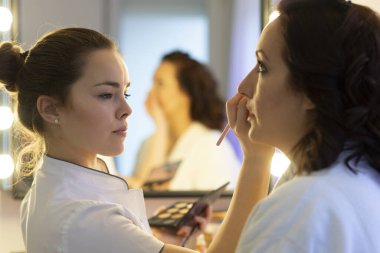 Makyaj sanatçısı güzellik salonu stüdyosunda çalışıyor. Güzellik kulübü konsepti.