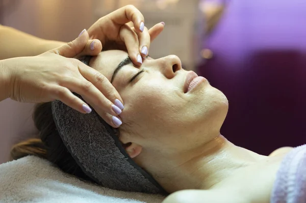 Facial Massage Beauty Treatment Female Patient Receiving Treatment Professional Therapist — Stock Photo, Image