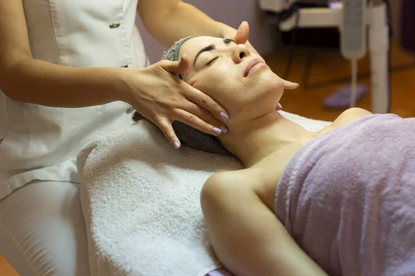 Facial Massage Beauty Treatment Female Patient Receiving Treatment Professional Therapist — Stock Photo, Image