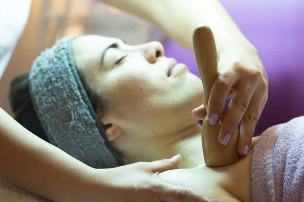 Woman Getting Thai Massage Professional Masseuse — Stock Photo, Image