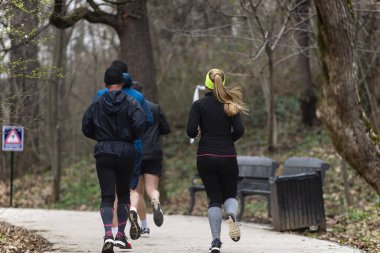 Spor, spor, arkadaşlık, ırk ve sağlıklı yaşam tarzı konsepti - bir grup arkadaş veya sporcu maraton koşuyor 