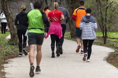 Spor, spor, arkadaşlık, ırk ve sağlıklı yaşam tarzı konsepti - bir grup arkadaş veya sporcu maraton koşuyor 