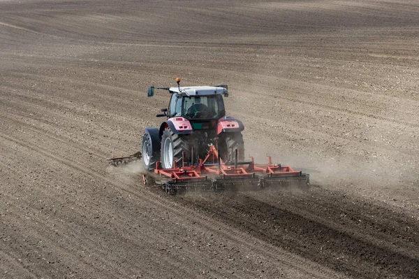 Tractor Werkzaam Het Veld Voorbereiding Van Grond Voor Aanplant Werkend — Stockfoto