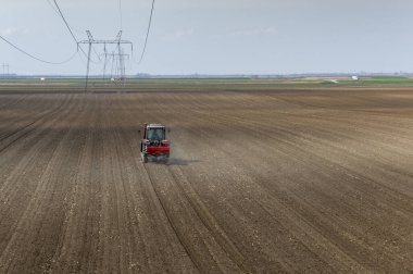 Hava görüntüsü - traktör yapay gübre yayıyor. Ulaşım, tarım.