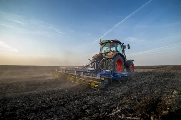 Ciągnik Pracujący Terenie Przygotowujący Grunty Sadzenia Pole Robocze — Zdjęcie stockowe