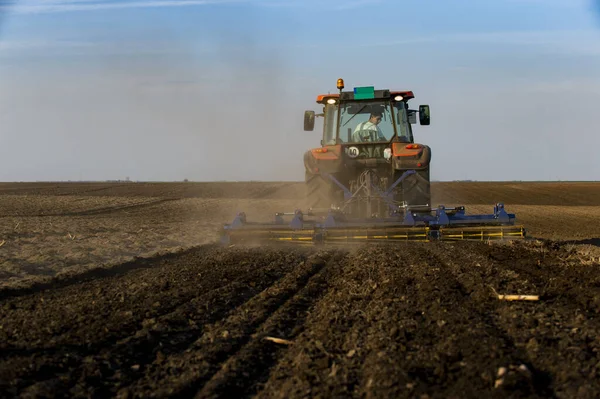 Terepen Dolgozó Traktor Föld Ültetésre Való Előkészítése Szántott Szántóföld Megmunkálása — Stock Fotó
