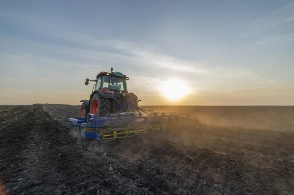 Traktor Yang Bekerja Ladang Mempersiapkan Lahan Untuk Penanaman Sawah Yang — Stok Foto