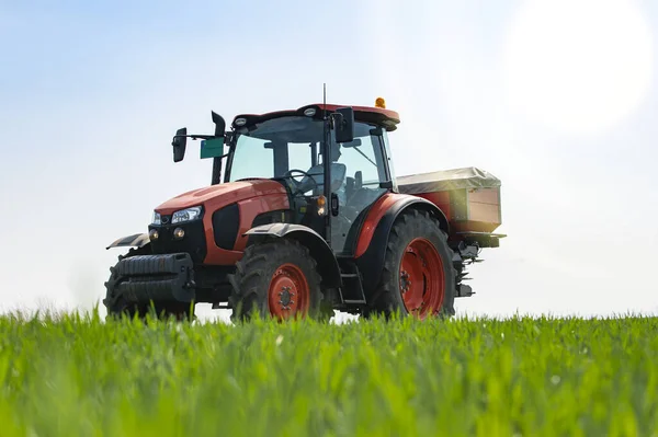 Traktor Műtrágyákat Terjeszt Közlekedés Mezőgazdaság — Stock Fotó