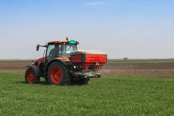 Traktor Menyebarkan Pupuk Buatan Transportasi Pertanian — Stok Foto