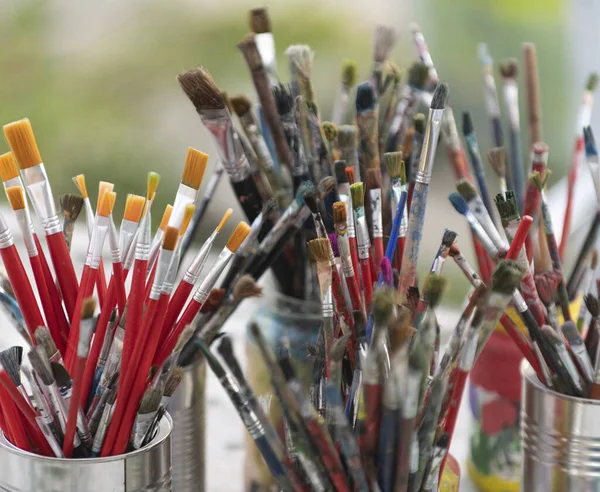 Kovada Bir Sürü Kirli Boya Fırçası Var Farklı Sanatçı Fırçaları — Stok fotoğraf