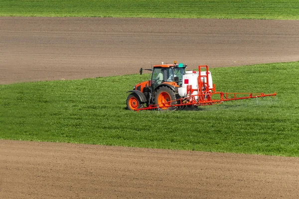 Lkbaharda Tarlada Buğday Püskürten Traktör — Stok fotoğraf