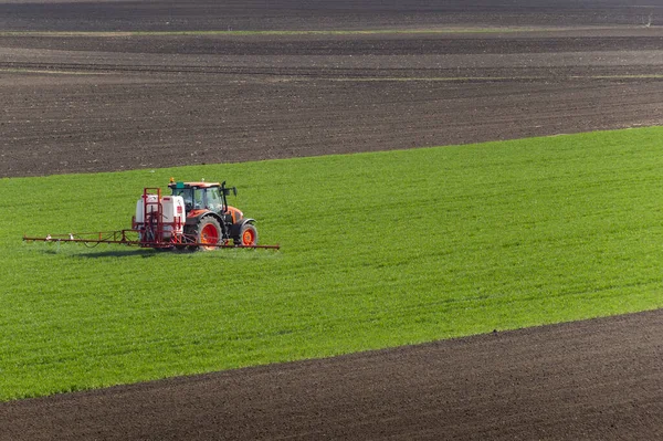 Tractor Sproeitarwe Het Voorjaar Het Veld — Stockfoto