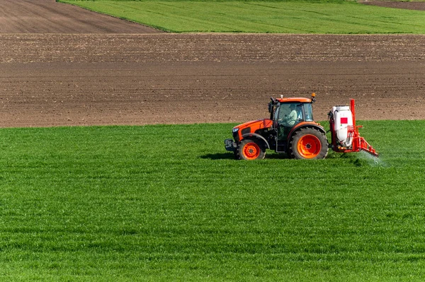 Tractor Sproeitarwe Het Voorjaar Het Veld — Stockfoto