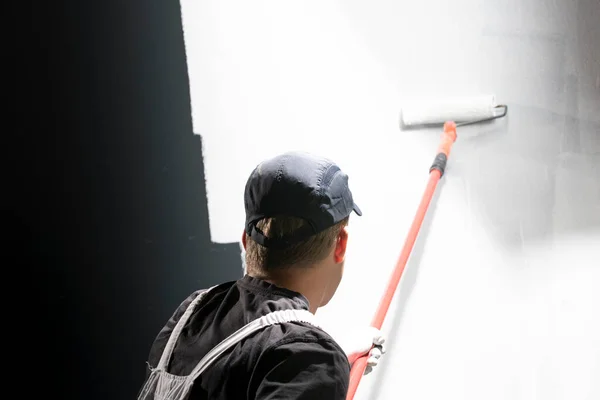 Decorador Masculino Pintando Uma Parede Com Cor Branca — Fotografia de Stock