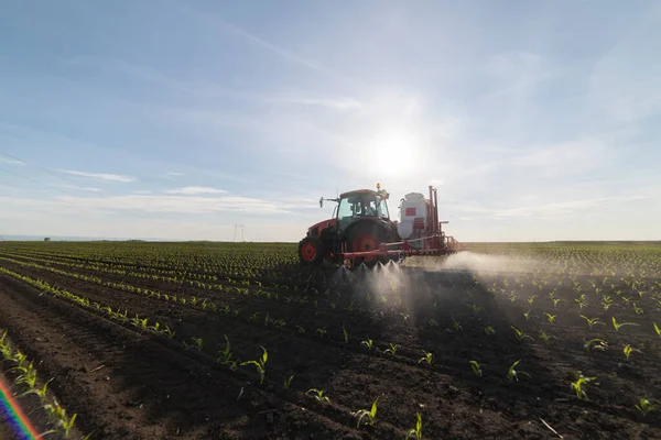 Ladang Pupuk Semprotan Traktor Dengan Bahan Kimia Herbisida Insektisida Bidang — Stok Foto