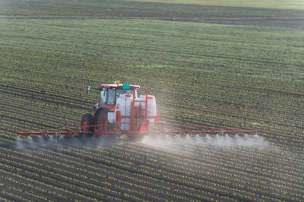 Ladang Pupuk Semprotan Traktor Dengan Bahan Kimia Herbisida Insektisida Bidang — Stok Foto