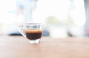 Bokeh arka plan ile espresso vurdu