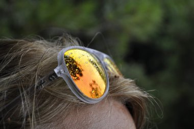 Çevre yansıtan güneş gözlüğü