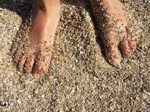 Jungenfüße im Sand am Strand — Stockfoto