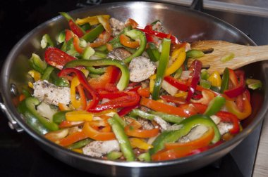 foodfried yemek tavuk, otlar ve renkli biber, sebze, sağlıklı, domates, yeşil, kırmızı biber, marul, yemek, kırmızı, akşam yemeği, taze, diyet, yemek, yemekler, salatalık, soğan, aperatif, tavuk, baharat, wok, Komposto, et kızartma, biber, otlar,