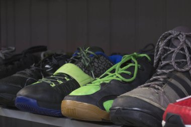 Renkli sokak bit pazarı, Satılık ikinci el ayakkabı.