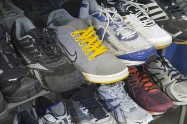 Renkli sokak bit pazarı, Satılık ikinci el ayakkabı.