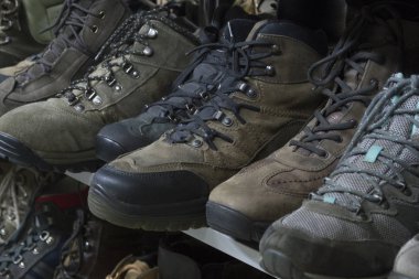 İkinci el mağazasının raflarında kış ayakkabıları var..