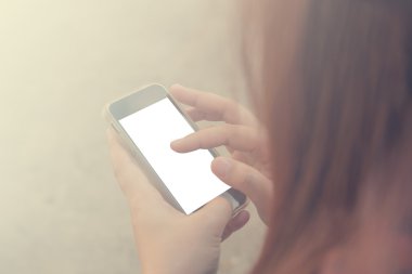 bir akıllı telefon kullanan kadın.