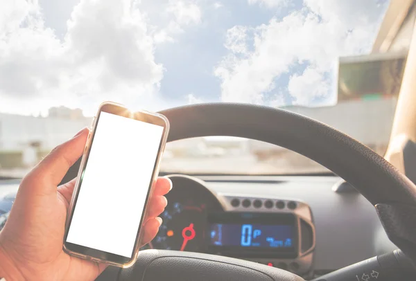 Hand using smart phone at steering wheel car — Stock Photo, Image