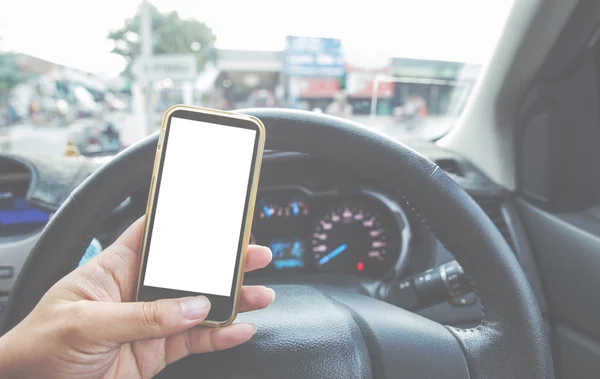 Mão usando telefone inteligente no volante carro — Fotografia de Stock