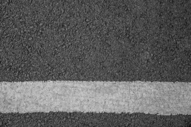 Asfalt arka plan dokusu ile bazı ince taneli beyaz şeridi ile