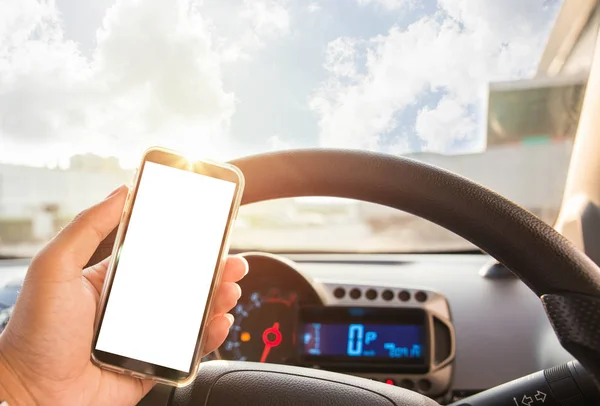 Hand using smart phone at steering wheel car — Stock Photo, Image