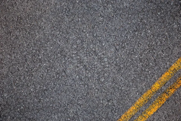 Asfalt tekstura z niektóre drobne ziarno z żółtym Stri — Zdjęcie stockowe