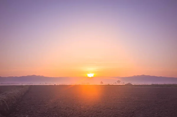 Восход солнца над полями — стоковое фото