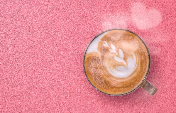 Copa de humo de café es un modelo del corazón en el suelo de cemento rosa — Foto de Stock