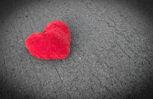 Rött tyg hjärta på väg — Stockfoto