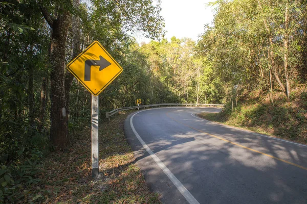 Segnale stradale sinuoso per la montagna nella zona rurale — Foto Stock