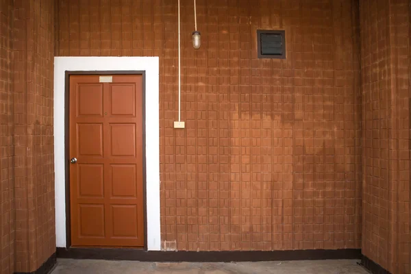ホテル外部木製ドア — ストック写真