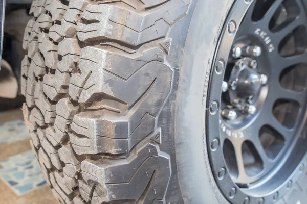 Rueda de tracción en las cuatro ruedas con banda de rodadura y disco de aleación —  Fotos de Stock