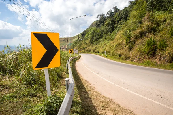 Asfalto strada curva tagliente con foresta tropicale a zig-zag avanti — Foto Stock