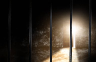 Demir korkuluk çubuğu veya çelik kafes üzerinde ışık ve ücretsiz açılan ahşap kapılar